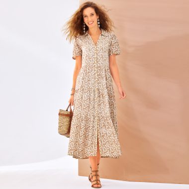 LA robe longue imprimée de votre été, au joli tombé et facile à porter associée aux sandales à clous fantaisie dorés !