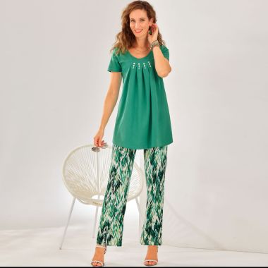 Mettez-vous au vert… et avec classe ! C’est la promesse de ce tandem élégant et tout confort qui réunit tunique manches courtes et pantalon imprimé en maille.