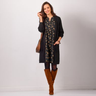 Un ensemble des plus seyants que cette robe volantée aux imprimés mode, assortie au cardigan qui la couvre dans toute sa longueur !