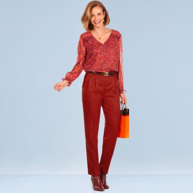 Look moderne parfait en chemisier en voile imprimé et pantalon uni élégant !