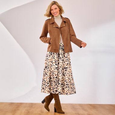 Tendance d'automne : perfecto camel sur jupe midi imprimée