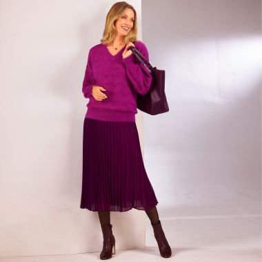 Un look féminin et tout en douceur : associez un délicat pull à maille poilue à une belle jupe longue au plissé permanent !