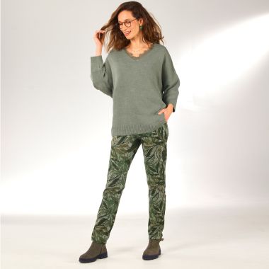 Envie d’une tenue tout terrain ? Enfilez cet ensemble comprenant un tee-shirt en col dentelle, un pull ample, un pantalon imprimé et des boots mode, pour un total look couleur kaki !