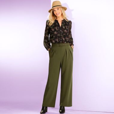 Classique et tendance en même temps cette tenue au savant mélange de styles associant chemisier imprimé et pantalon en maille.