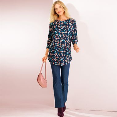 La tenue qui vous accompagne partout, pour être pimpante en toutes circonstances : une tunique aux couleurs tendance et un jean moderne !