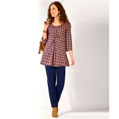 Un look harmonieux qui floute votre ligne en douceur, composé d’une tunique à boucle fantaisie et d’un pantalon en maille.