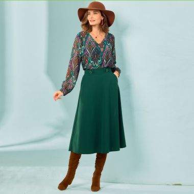Au top de la féminité et à la pointe de la mode, cet ensemble blouse imprimée et jupe longue au tombé parfait !