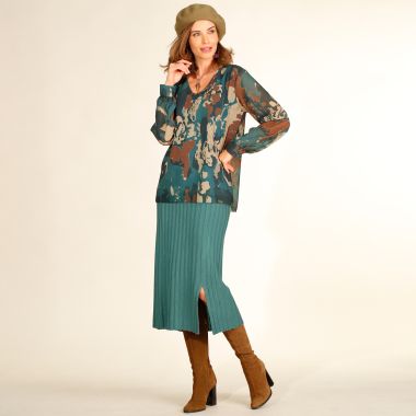 Look élégant et tout confort en blouse imprimée et jupe en maille côtelée !