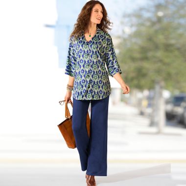 Succombez à la vague seventies, et affichez un look rétro-chic des plus tendance en tunique imprimée esprit chemise et pantalon large uni !