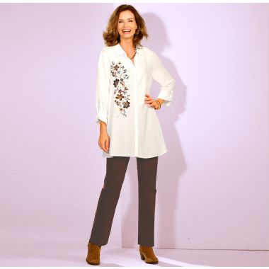 Élégance et féminité assurée en chemise brodée et pantalon en twill !
