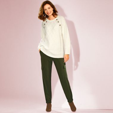 Besoin de confort sans pour autant sacrifier le style ? Craquez pour cette tenue style masculin/féminin à l’allure distinguée, qui comprend un pull torsadé toucher doux et un pantalon cargo !