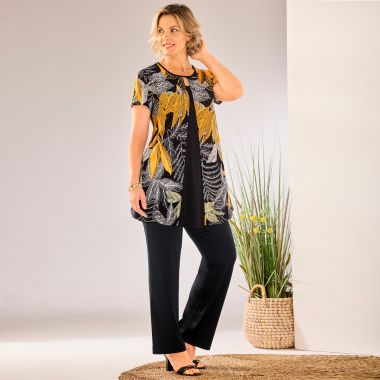 Une silhouette longiligne tout en décontraction et en féminité habillée d’une tunique effet 2 en 1 et d’un pantalon en maille !