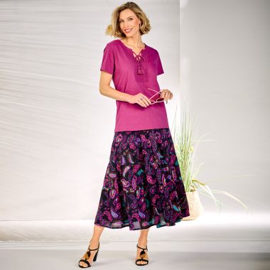 Qu’il fait bon flâner dans ce look un brin bohème qui réunit tee-shirt à encolure macramé et jupon imprimé !