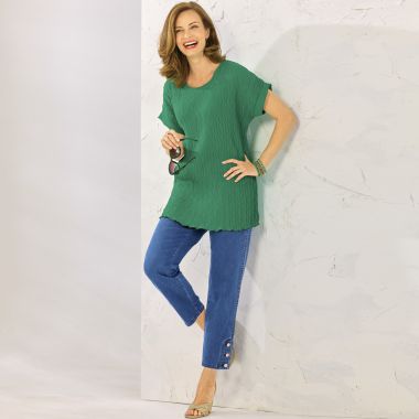 On affiche la couleur, en tunique verte effet plissé et en jean 7/8e !