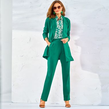 Sortez des sentiers battus de la mode chic, avec cet ensemble coordonné veste et pantalon tailleur revisité et moderne !