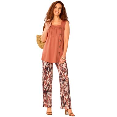 Une touche de vacances à votre look, tout en restant féminine, c’est la promesse de ce duo qui propose un tee-shirt à boutons fantaisie et un pantalon imprimé en maille.