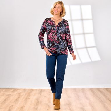 Look casual en t-shirt manches longues fleuri et pantalon marine