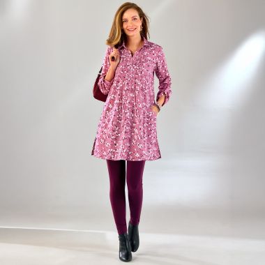 Tenue confortable dans un style romantique : chemise rose  fleurie sur legging bordeaux