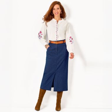 Tenue casual chic et féminine : jupe droite midi fendue devant et blouse brodée