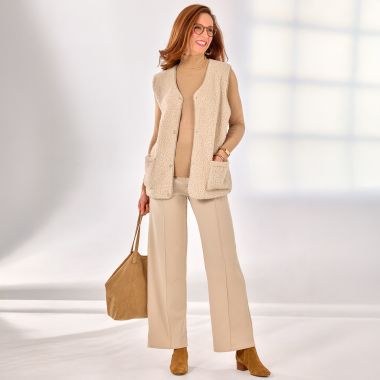 Tenue beige avec gilet sans manches bouclettes et pantalon évasé